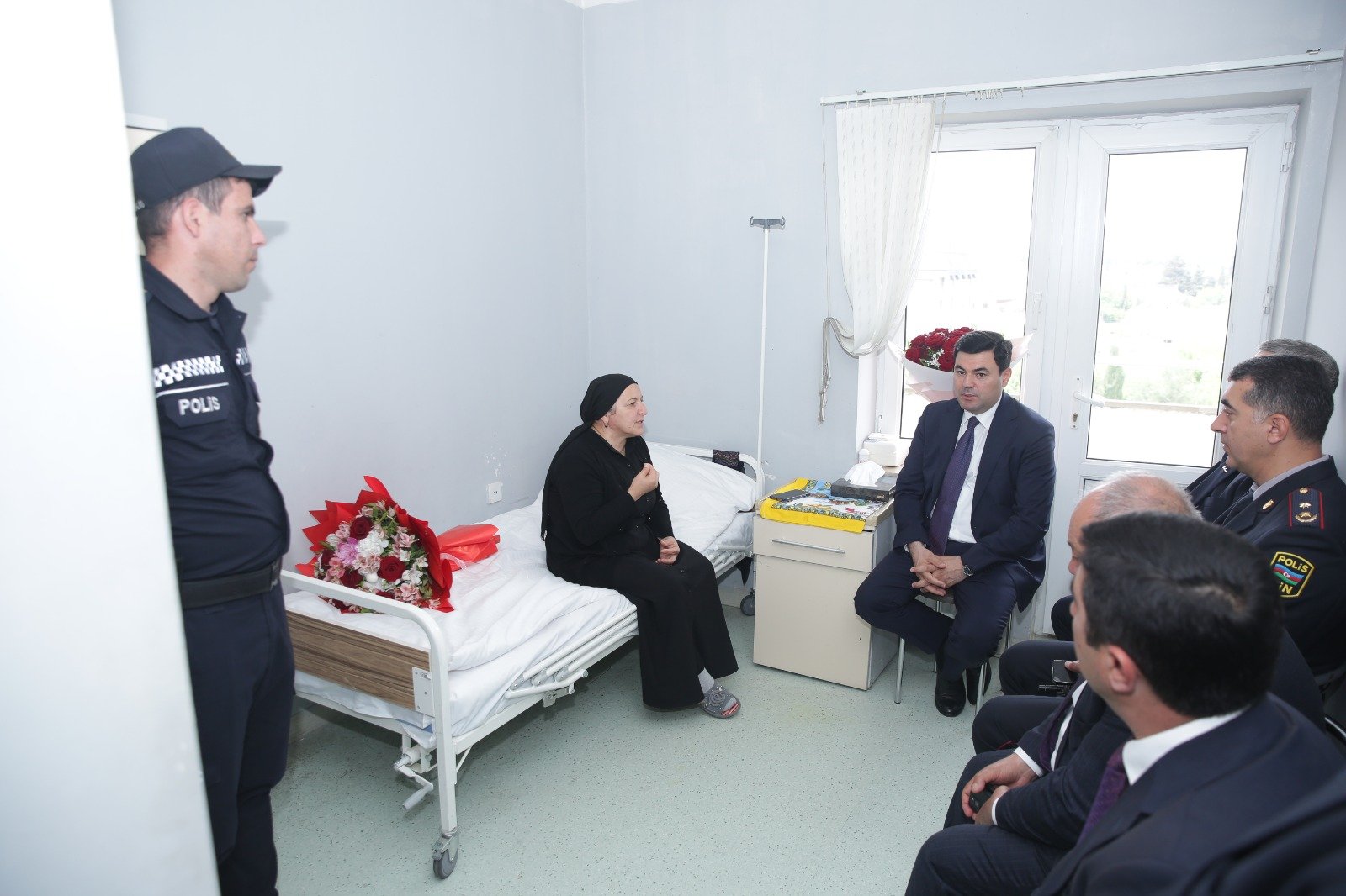 Elnur Rzayev xəstəxanada müalicə alan şəhid anasını ziyarət edib