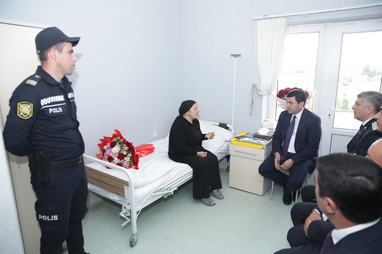 Elnur Rzayev xəstəxanada müalicə alan şəhid anasını ziyarət edib