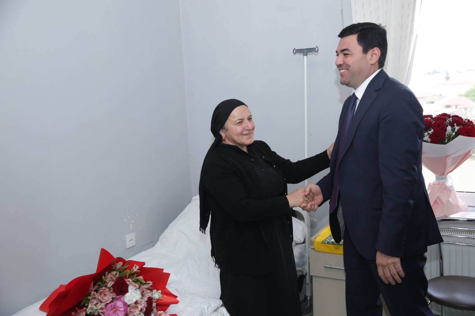 Elnur Rzayev xəstəxanada müalicə alan şəhid anasını ziyarət edib
