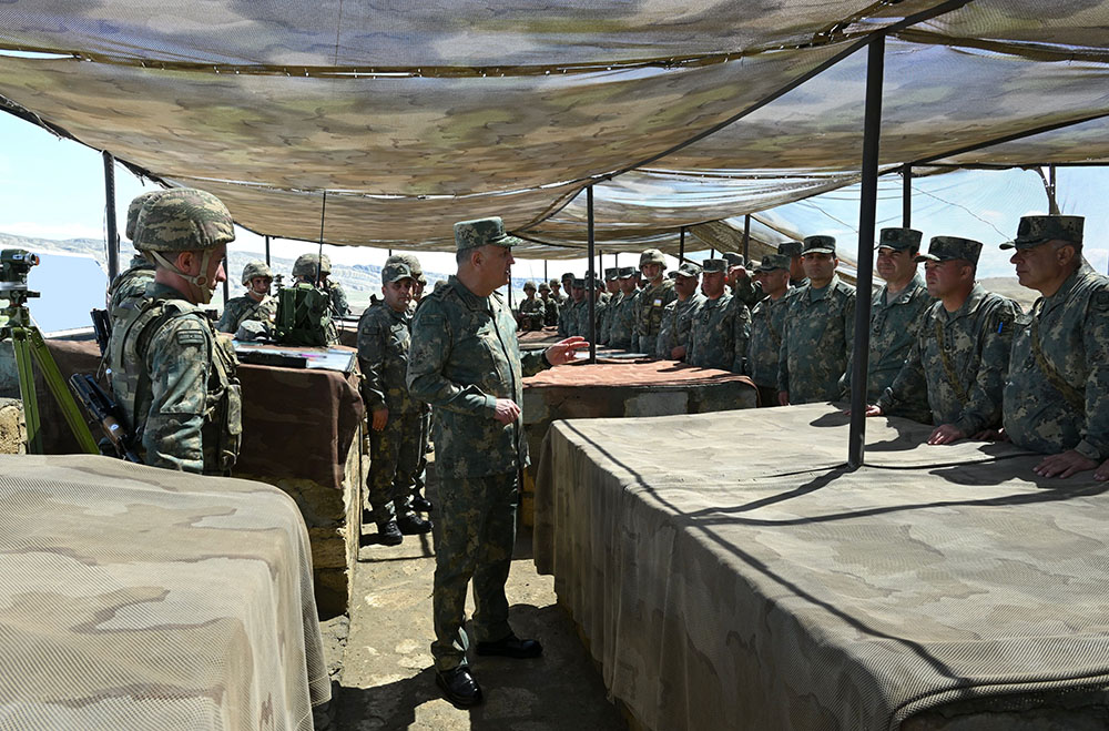Baş Qərargah rəisi artilleriya bölmələrinin taktiki təlimini izləyib (FOTO)