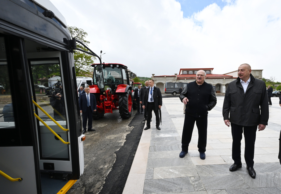 Prezident İlham Əliyev və Aleksandr Lukaşenko Şuşada Azərbaycan ilə Belarusun birgə istehsalı olan avtobusa və Belarus Prezidentinin hədiyyə etdiyi traktorlara baxıblar (FOTO)