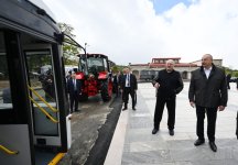 Prezident İlham Əliyev və Aleksandr Lukaşenko Şuşada Azərbaycan ilə Belarusun birgə istehsalı olan avtobusa və Belarus Prezidentinin hədiyyə etdiyi traktorlara baxıblar (FOTO)