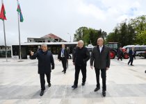 Prezident İlham Əliyev və Aleksandr Lukaşenko Şuşada Azərbaycan ilə Belarusun birgə istehsalı olan avtobusa və Belarus Prezidentinin hədiyyə etdiyi traktorlara baxıblar (FOTO)