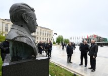 Prezident İlham Əliyev və Lukaşenko Şuşada işğal dövründə gülləbaran edilmiş heykəllərə baxıblar (FOTO)