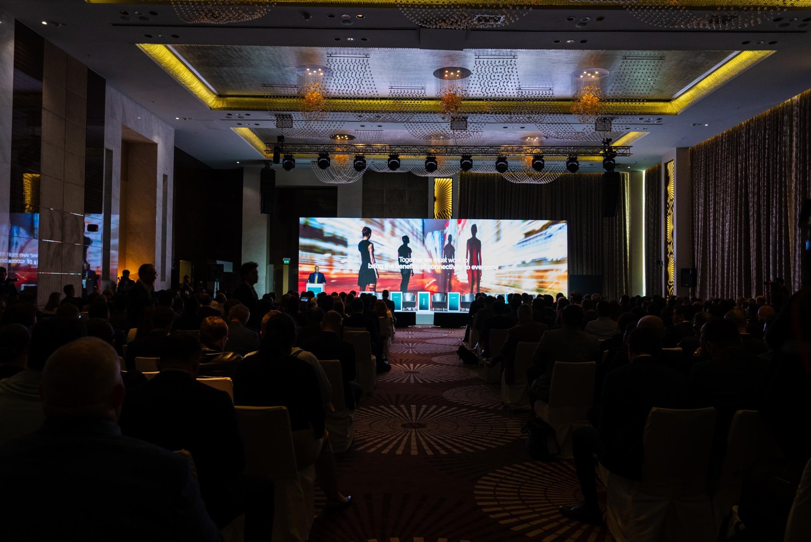 "Huawei" 5G və FTTH-dən istifadə etməklə etibarlı rəqəmsal infrastrukturun yaradılması üçün seçimlər təklif edir