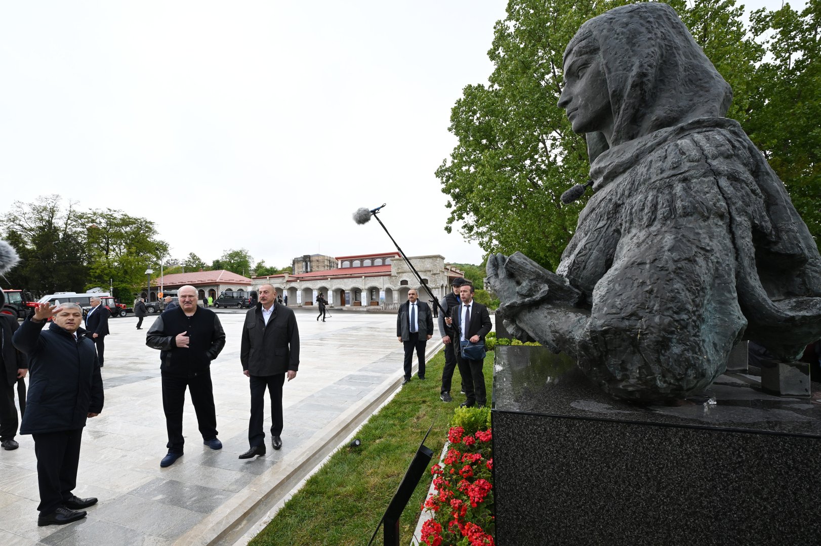 Prezident İlham Əliyev və Lukaşenko Şuşada işğal dövründə gülləbaran edilmiş heykəllərə baxıblar (FOTO)