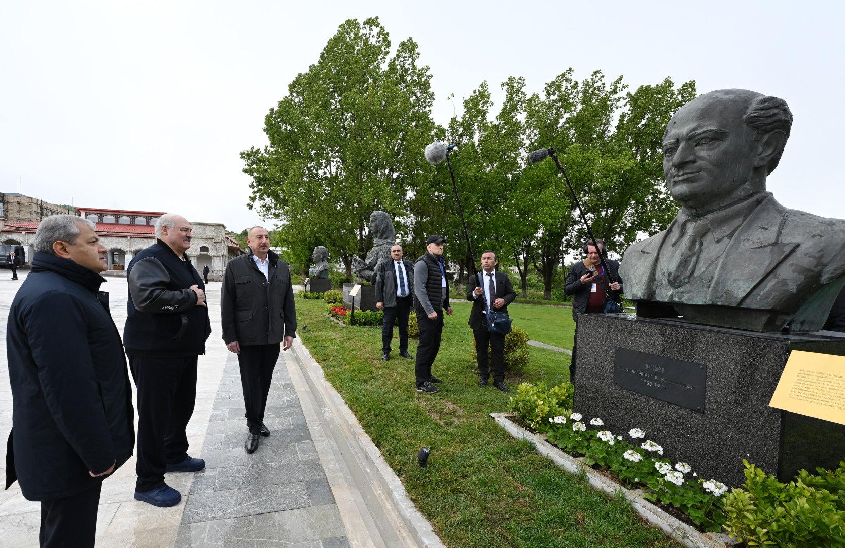 Prezident İlham Əliyev və Lukaşenko Şuşada işğal dövründə gülləbaran edilmiş heykəllərə baxıblar (FOTO)
