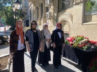 İranın Bakıdakı səfirliyinin önünə gül dəstələri düzülüb (FOTO)