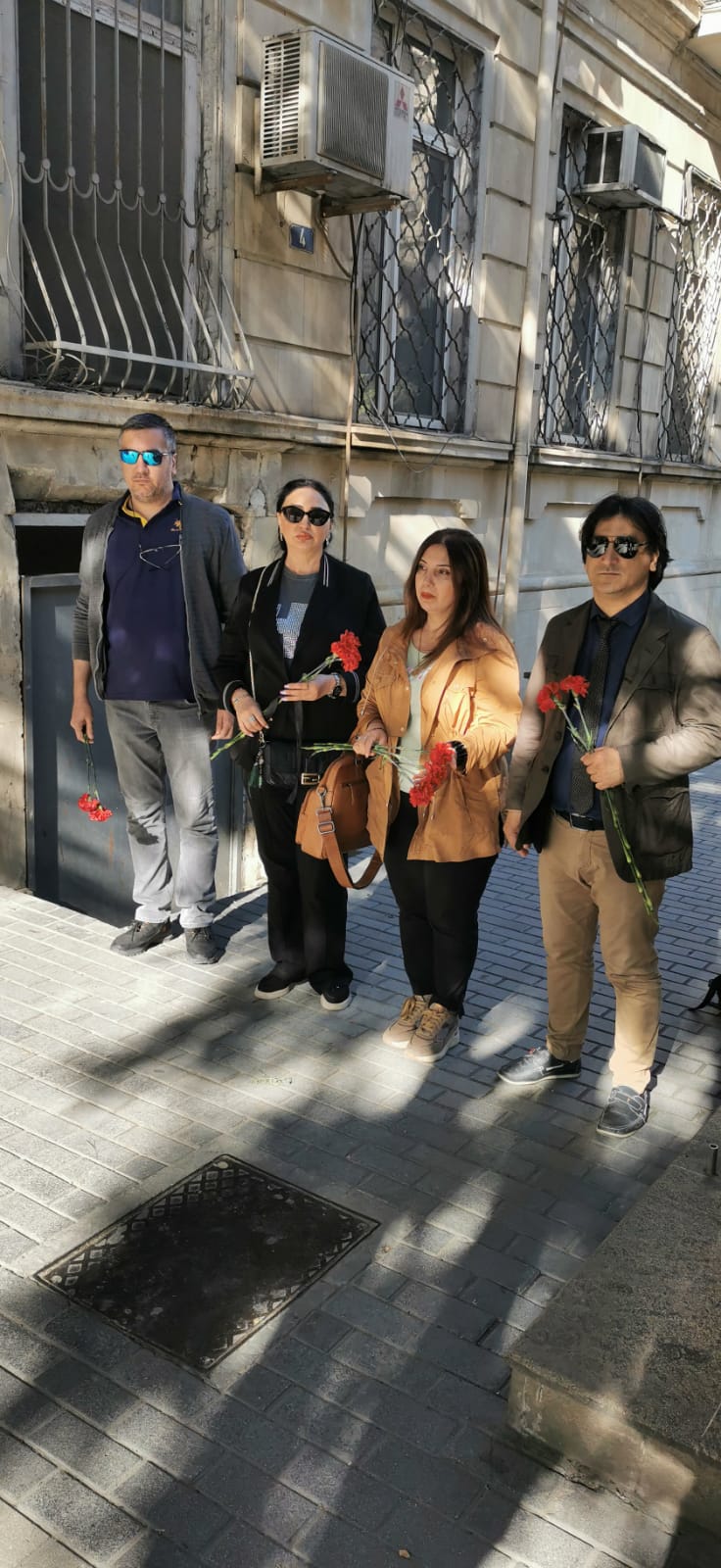 İranın Bakıdakı səfirliyinin önünə gül dəstələri düzülüb (FOTO)