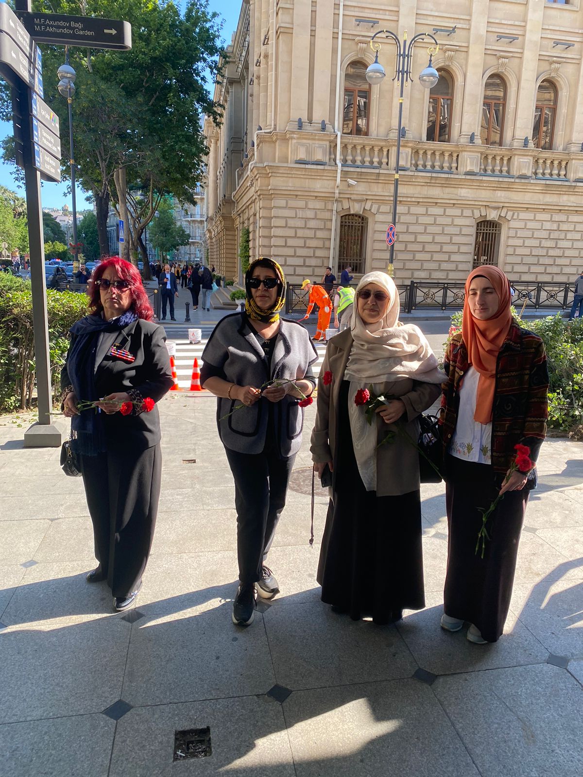 İranın Bakıdakı səfirliyinin önünə gül dəstələri düzülüb (FOTO)