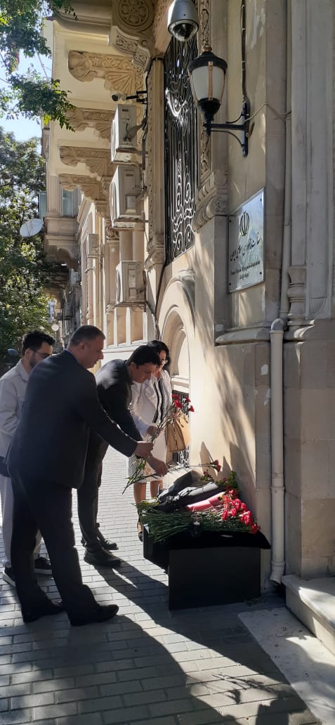 İranın Bakıdakı səfirliyinin önünə gül dəstələri düzülüb (FOTO)