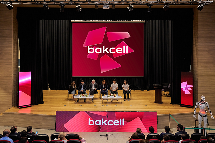 “Bakcell”in Baş İcraçı Direktoru Müasir Təhsil Kompleksinin şagirdləri ilə görüşüb (FOTO)