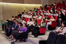 “Bakcell”in Baş İcraçı Direktoru Müasir Təhsil Kompleksinin şagirdləri ilə görüşüb (FOTO)