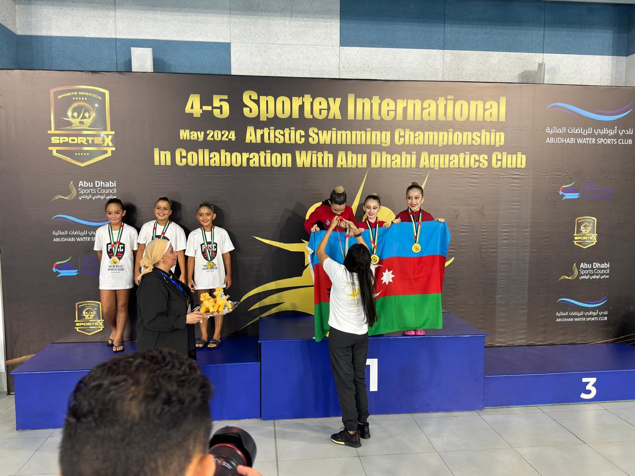Bədii üzgüçülük üzrə Azərbaycan komandası beynəlxalq turnirdə 31 medal qazandı (FOTO)