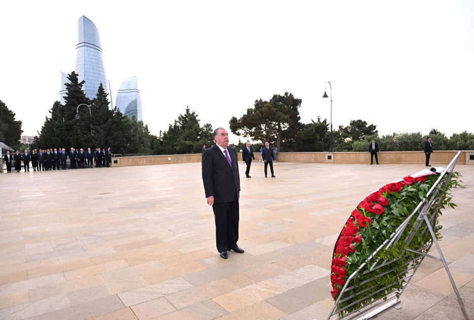Emoməli Rəhmon Şəhidlər xiyabanını ziyarət edib (FOTO)