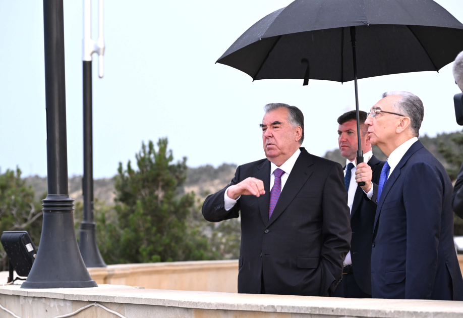 Emoməli Rəhmon Şəhidlər xiyabanını ziyarət edib (FOTO)