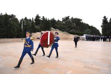 Emoməli Rəhmon Şəhidlər xiyabanını ziyarət edib (FOTO)