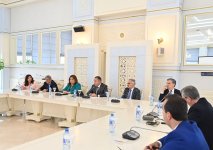 İqtisadi siyasət, sənaye və sahibkarlıq komitəsinin TikTok platformasının nümayəndə heyəti ilə görüşü keçirilib (FOTO)