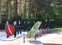 Mahmut Özerin başçılıq etdiyi nümayəndə heyəti Fəxri xiyabanı, Şəhidlər xiyabanını və “Türk şəhidliyi” abidəsini ziyarət edib (FOTO)