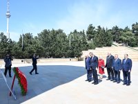 Mahmut Özerin başçılıq etdiyi nümayəndə heyəti Fəxri xiyabanı, Şəhidlər xiyabanını və “Türk şəhidliyi” abidəsini ziyarət edib (FOTO)