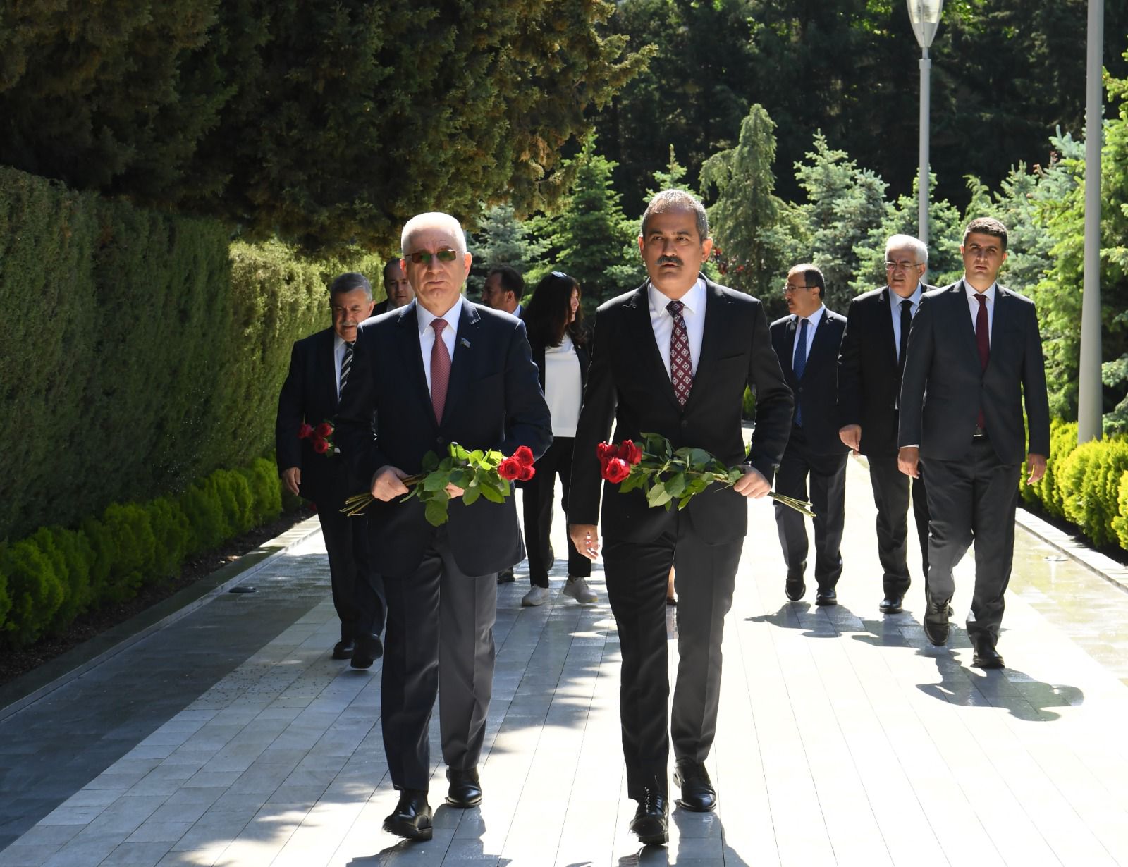 Mahmut Özerin başçılıq etdiyi nümayəndə heyəti Fəxri xiyabanı, Şəhidlər xiyabanını və “Türk şəhidliyi” abidəsini ziyarət edib (FOTO)