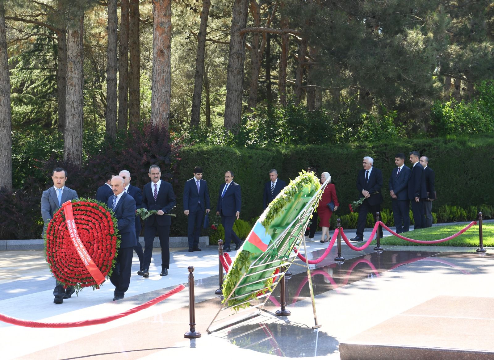 Mahmut Özerin başçılıq etdiyi nümayəndə heyəti Fəxri xiyabanı, Şəhidlər xiyabanını və “Türk şəhidliyi” abidəsini ziyarət edib (FOTO)