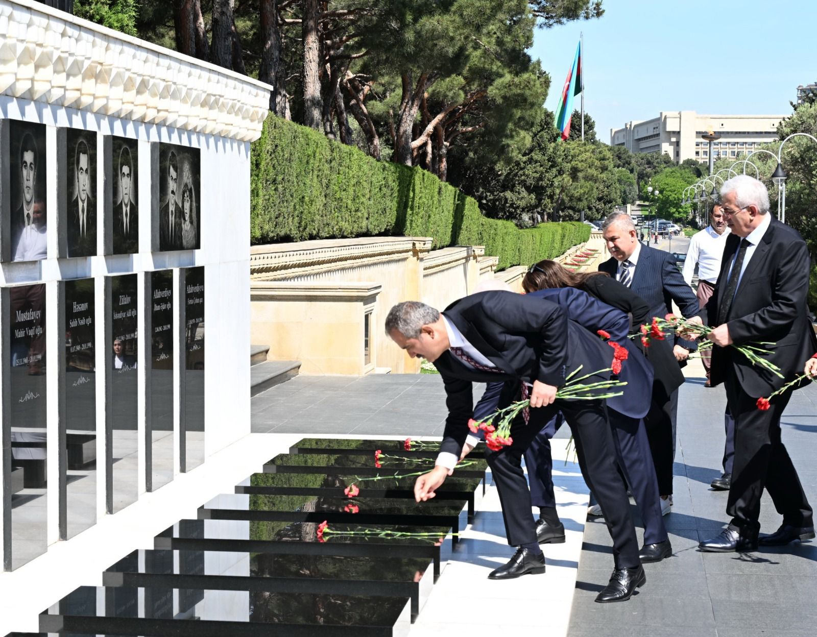 Mahmut Özerin başçılıq etdiyi nümayəndə heyəti Fəxri xiyabanı, Şəhidlər xiyabanını və “Türk şəhidliyi” abidəsini ziyarət edib (FOTO)