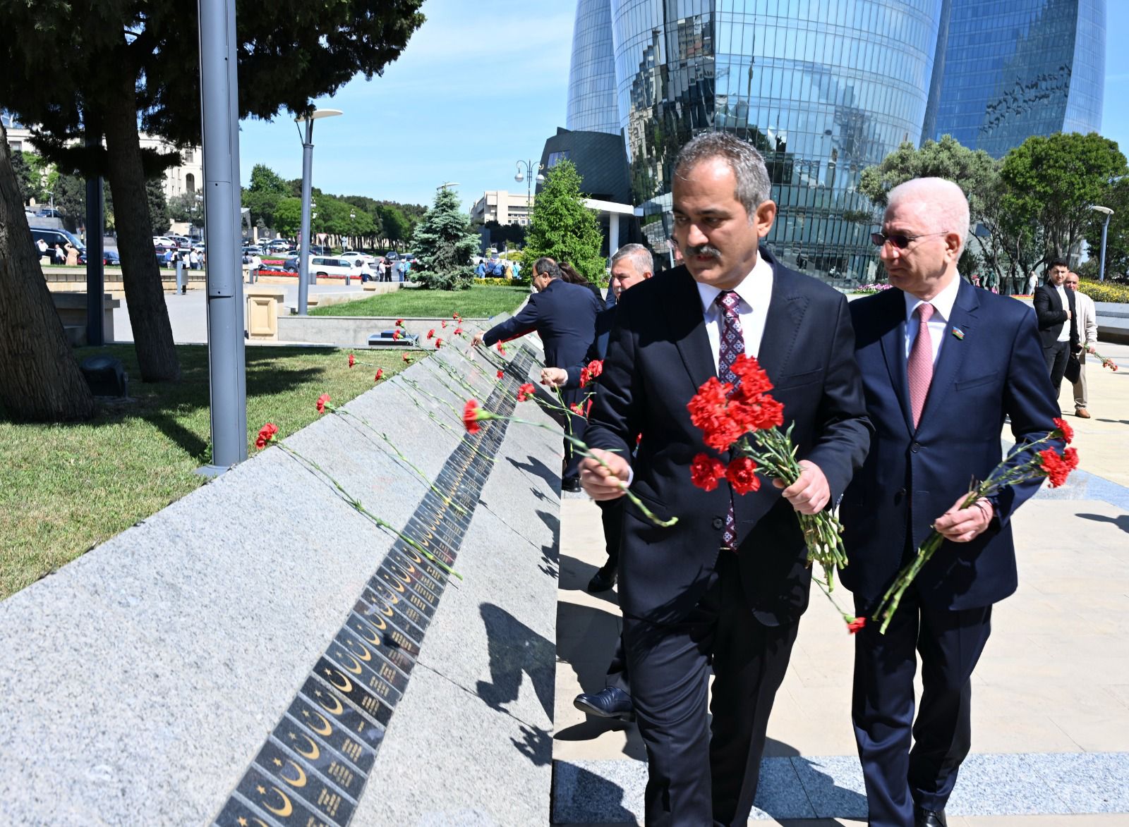 Mahmut Özerin başçılıq etdiyi nümayəndə heyəti Fəxri xiyabanı, Şəhidlər xiyabanını və “Türk şəhidliyi” abidəsini ziyarət edib (FOTO)
