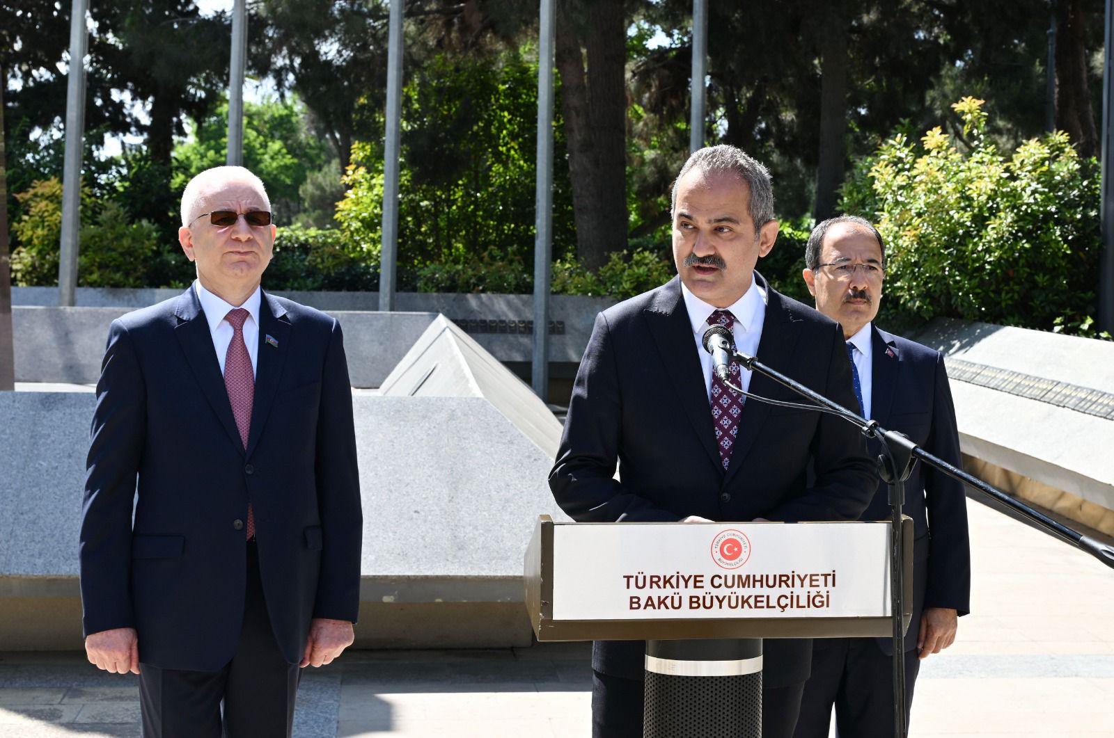 Mahmut Özerin başçılıq etdiyi nümayəndə heyəti Fəxri xiyabanı, Şəhidlər xiyabanını və “Türk şəhidliyi” abidəsini ziyarət edib (FOTO)