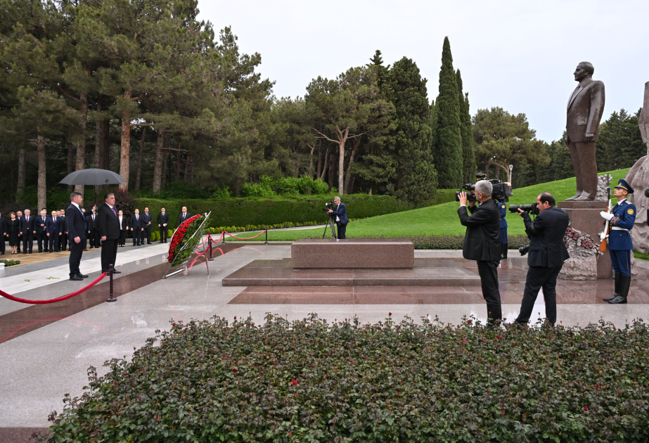 Tacikistan Prezidenti Fəxri xiyabanda Ulu Öndərin məzarını ziyarət edib (FOTO)