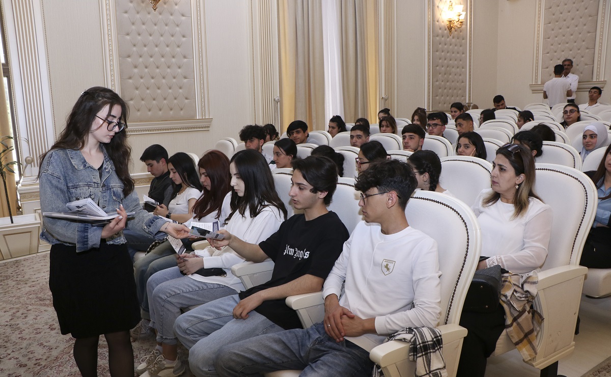 AzMİU Təbliğat-təşviqat qrupu Sumqayıt məktəbliləri ilə görüşüb (FOTO)