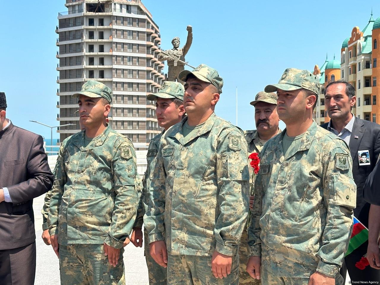 Sumqayıtda Birinci Qarabağ Müharibəsinin şəhidi Elməddin Abbasovla vida mərasimi keçirilib, dəfn olundu (FOTO/VİDEO) (YENİLƏNİB)