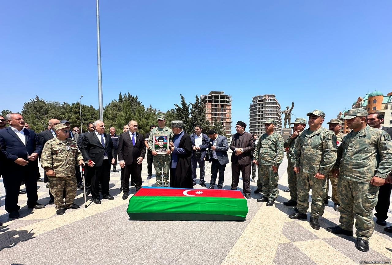 Sumqayıtda Birinci Qarabağ Müharibəsinin şəhidi Elməddin Abbasovla vida mərasimi keçirilib, dəfn olundu (FOTO/VİDEO) (YENİLƏNİB)