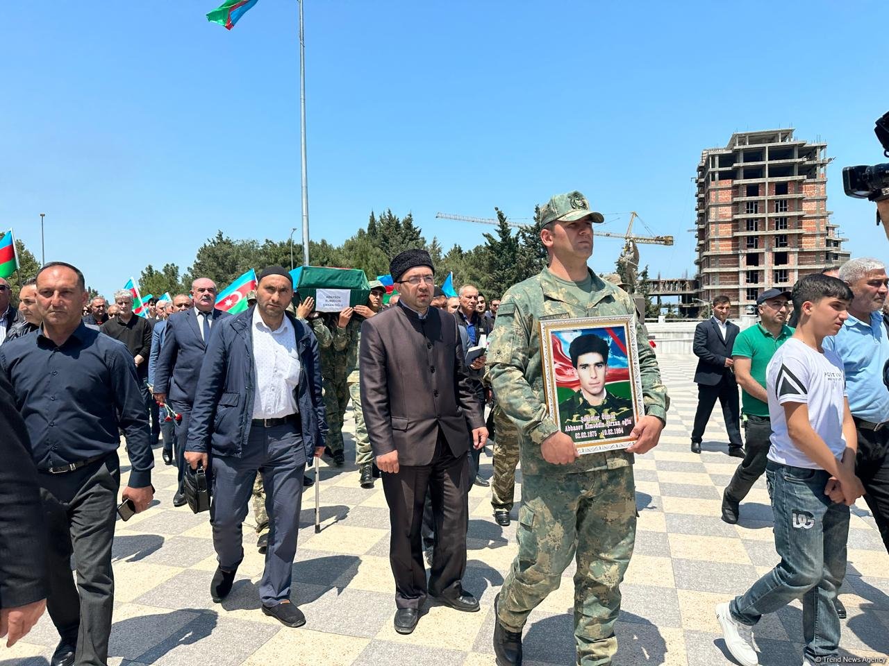 Sumqayıtda Birinci Qarabağ Müharibəsinin şəhidi Elməddin Abbasovla vida mərasimi keçirilib, dəfn olundu (FOTO/VİDEO) (YENİLƏNİB)