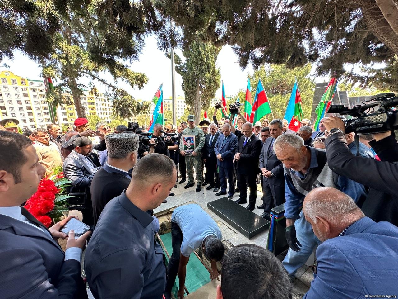 Sumqayıtda Birinci Qarabağ Müharibəsinin şəhidi Elməddin Abbasovla vida mərasimi keçirilib, dəfn olundu (FOTO/VİDEO) (YENİLƏNİB)