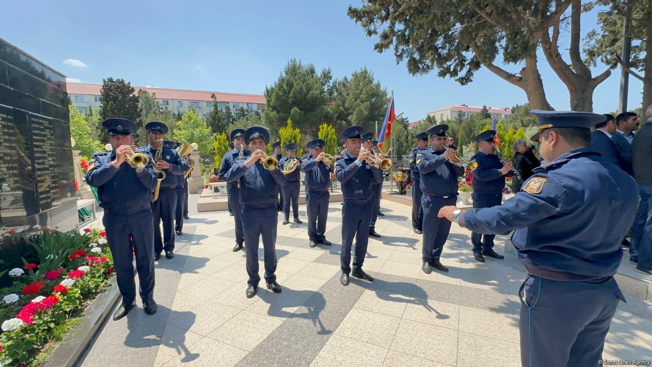 Sumqayıtda Birinci Qarabağ Müharibəsinin şəhidi Elməddin Abbasovla vida mərasimi keçirilib, dəfn olundu (FOTO/VİDEO) (YENİLƏNİB)