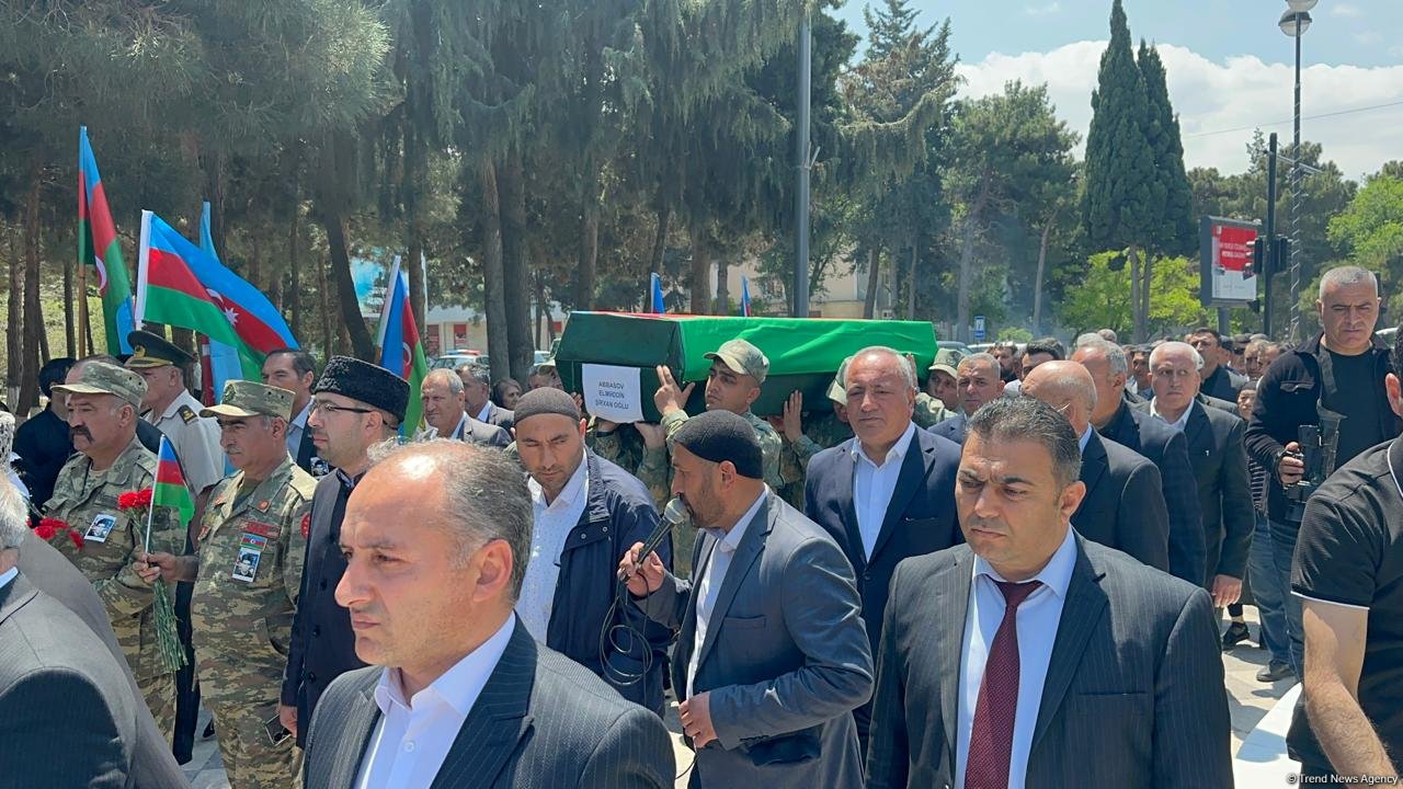 Sumqayıtda Birinci Qarabağ Müharibəsinin şəhidi Elməddin Abbasovla vida mərasimi keçirilib, dəfn olundu (FOTO/VİDEO) (YENİLƏNİB)