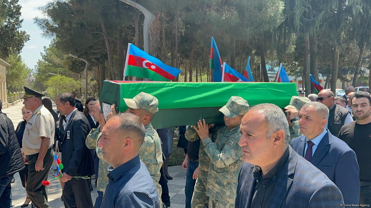 Sumqayıtda Birinci Qarabağ Müharibəsinin şəhidi Elməddin Abbasovla vida mərasimi keçirilib, dəfn olundu (FOTO/VİDEO) (YENİLƏNİB)