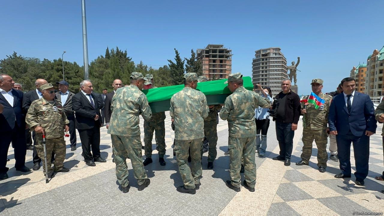 Sumqayıtda Birinci Qarabağ Müharibəsinin şəhidi Elməddin Abbasovla vida mərasimi keçirilib, dəfn olundu (FOTO/VİDEO) (YENİLƏNİB)