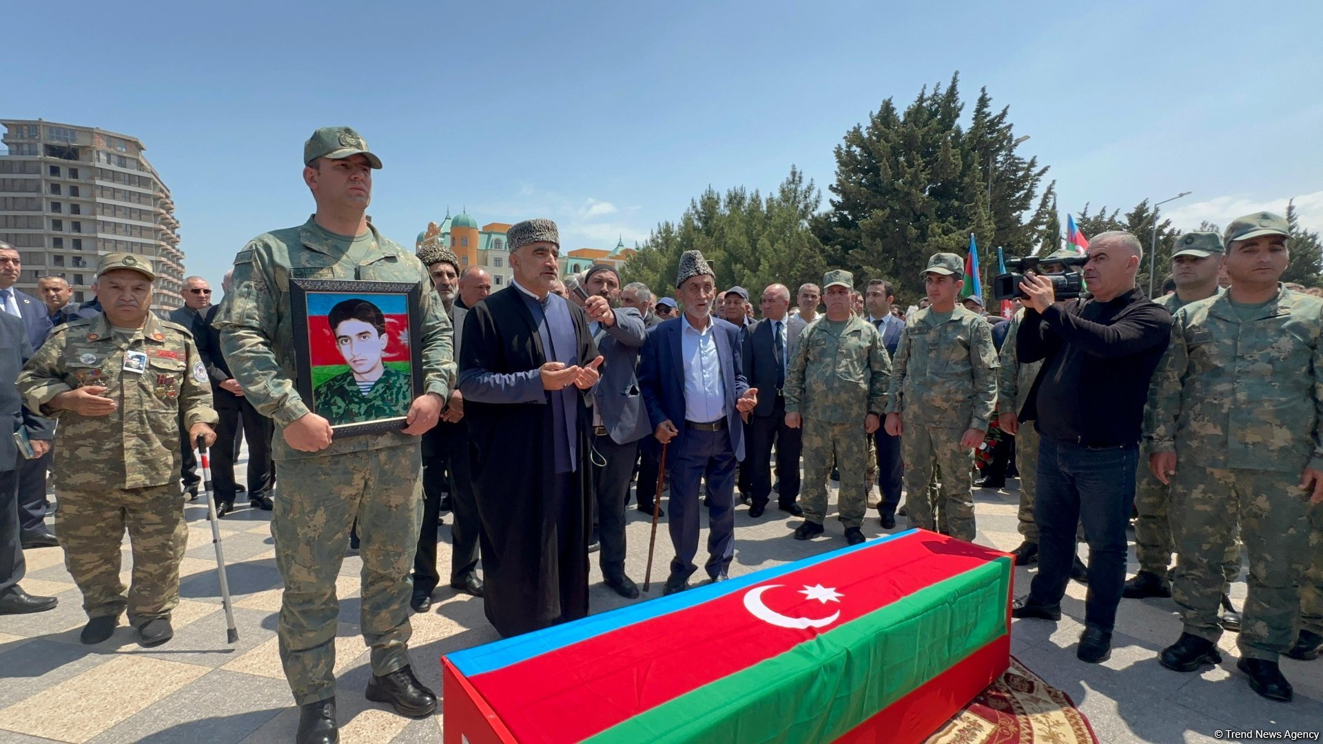 Sumqayıtda Birinci Qarabağ müharibəsinin şəhidi Cavid Ələkbərovla vida mərasimi keçirilib, dəfn olundu (FOTO/VİDEO)