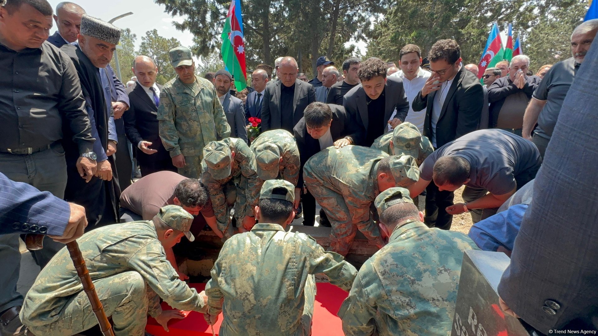 Sumqayıtda Birinci Qarabağ müharibəsinin şəhidi Cavid Ələkbərovla vida mərasimi keçirilib, dəfn olundu (FOTO/VİDEO)