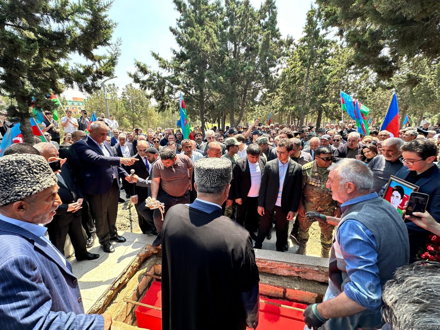 Sumqayıtda Birinci Qarabağ müharibəsinin şəhidi Cavid Ələkbərovla vida mərasimi keçirilib, dəfn olundu (FOTO/VİDEO)