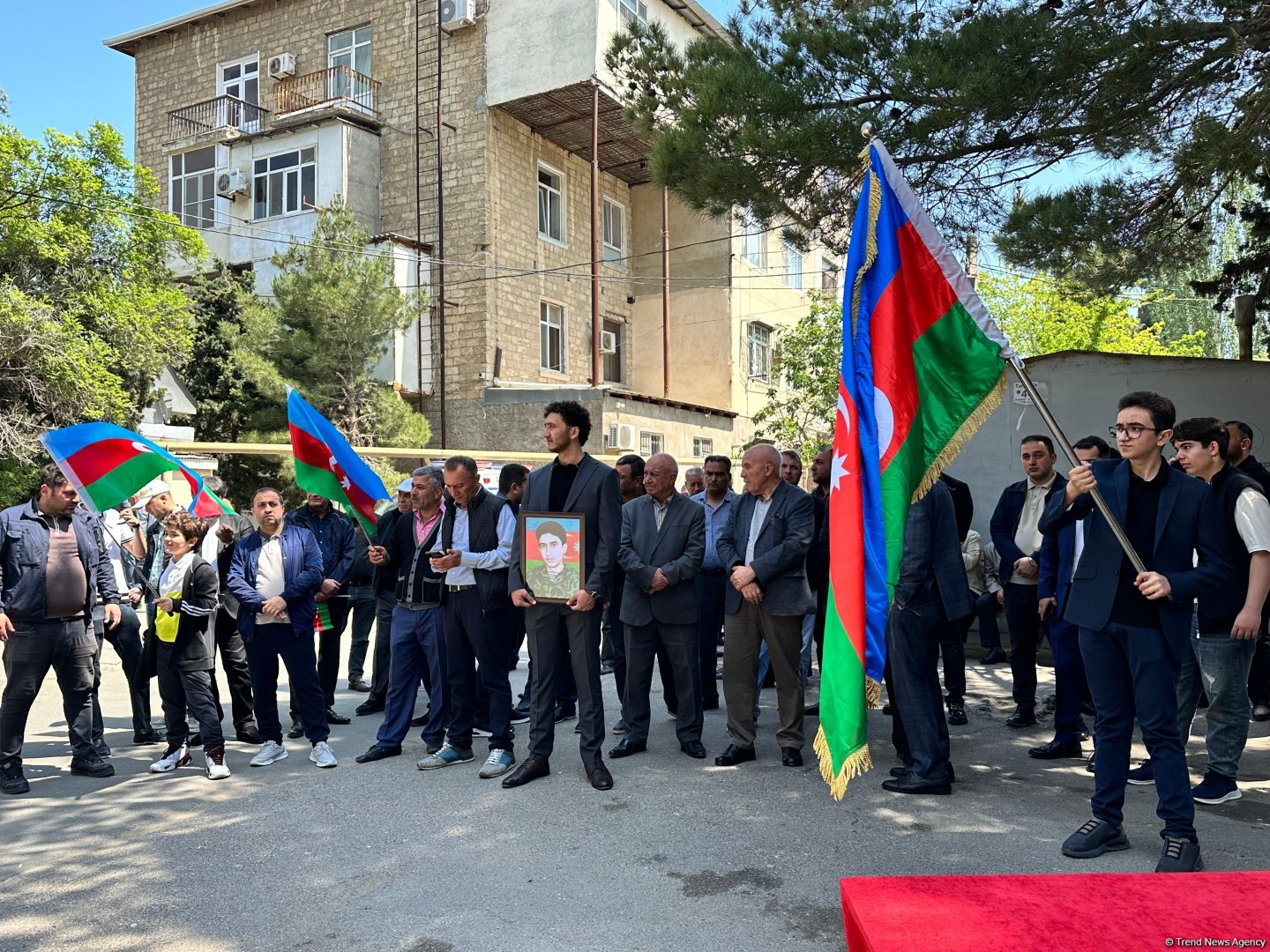Sumqayıtda Birinci Qarabağ müharibəsinin şəhidi Cavid Ələkbərovla vida mərasimi keçirilib, dəfn olundu (FOTO/VİDEO)