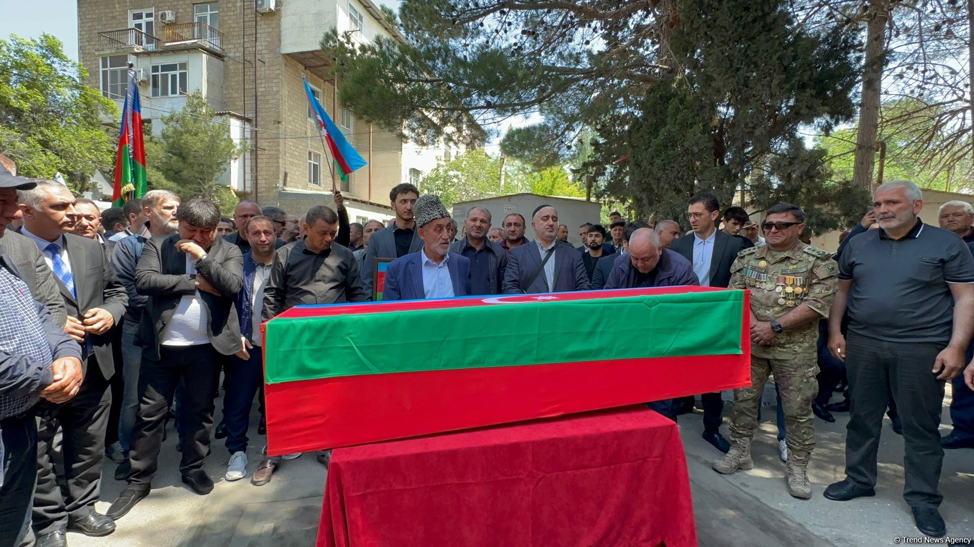 Sumqayıtda Birinci Qarabağ müharibəsinin şəhidi Cavid Ələkbərovla vida mərasimi keçirilib, dəfn olundu (FOTO/VİDEO)