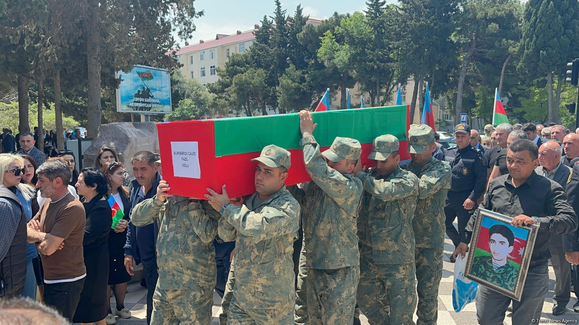 Sumqayıtda Birinci Qarabağ müharibəsinin şəhidi Cavid Ələkbərovla vida mərasimi keçirilib, dəfn olundu (FOTO/VİDEO)