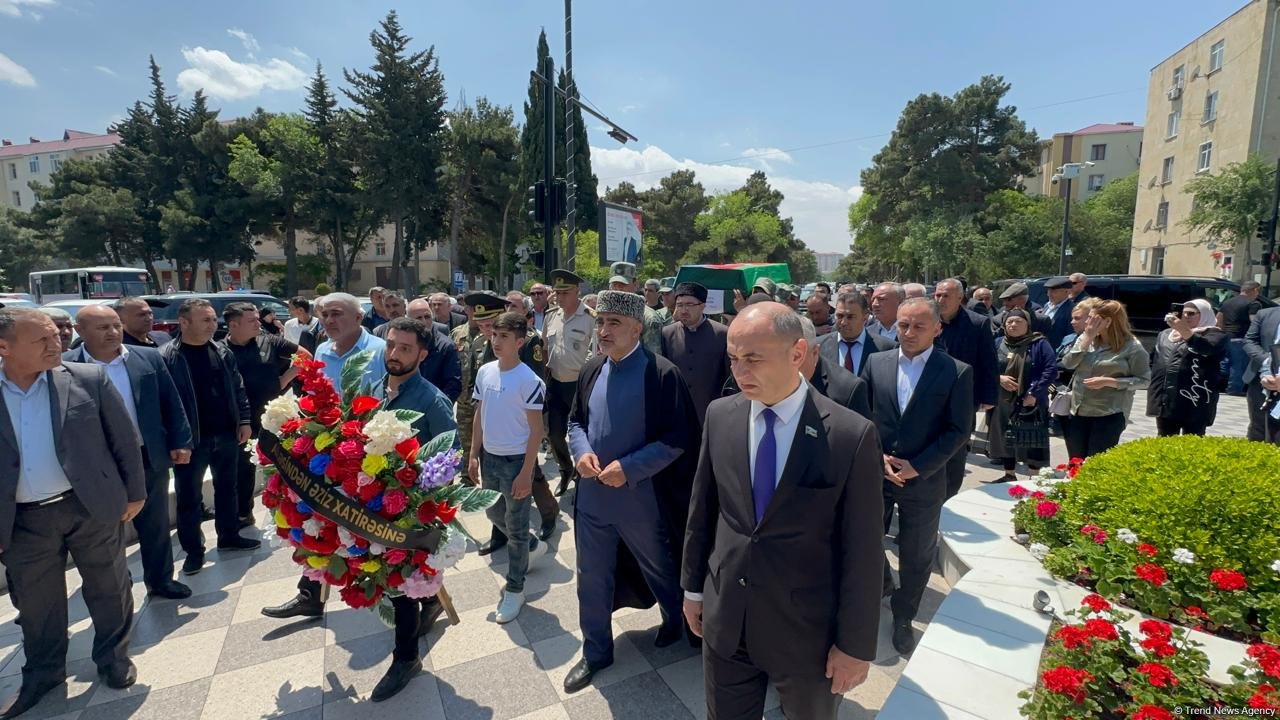 Sumqayıtda Birinci Qarabağ Müharibəsinin şəhidi Elməddin Abbasovla vida mərasimi keçirilib, dəfn olundu (FOTO/VİDEO) (YENİLƏNİB)