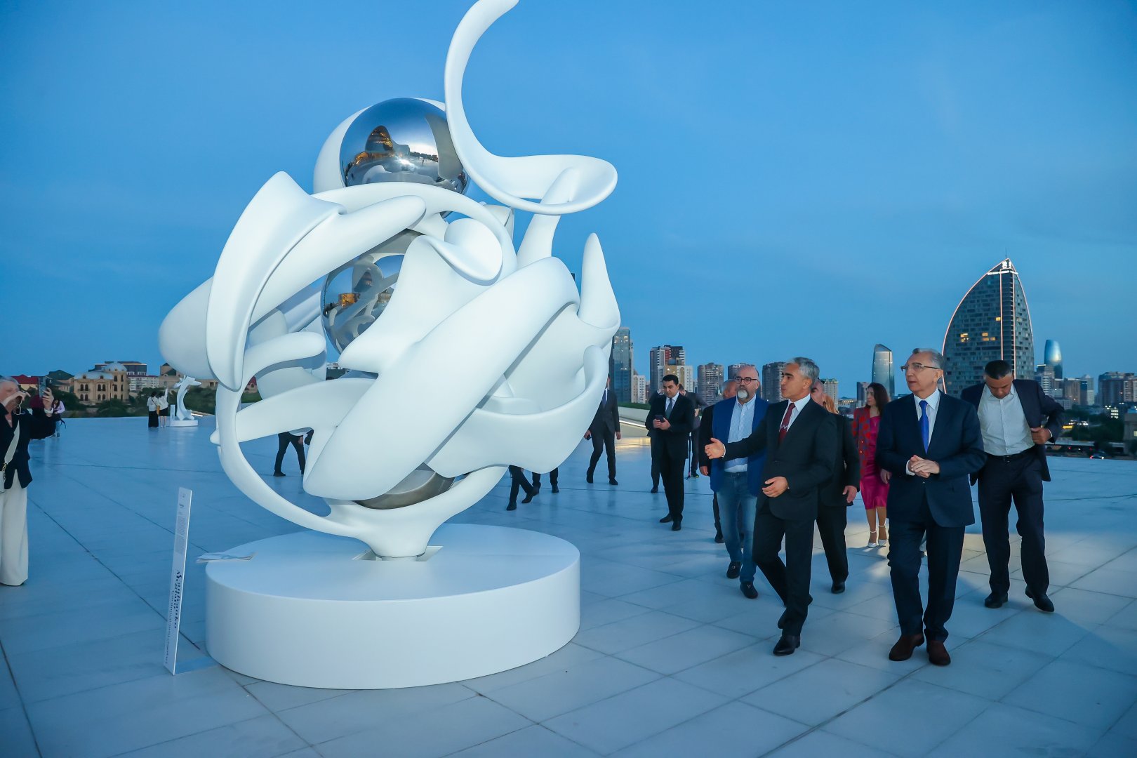 Heydər Əliyev Mərkəzində “Görünməyənin cizgiləri” sərgisi açılıb (FOTO/VİDEO)