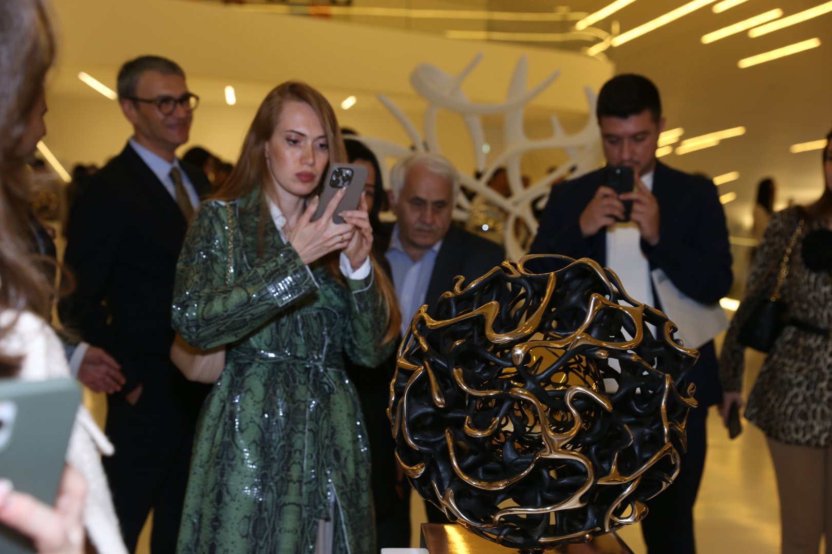 Heydər Əliyev Mərkəzində “Görünməyənin cizgiləri” sərgisi açılıb (FOTO/VİDEO)