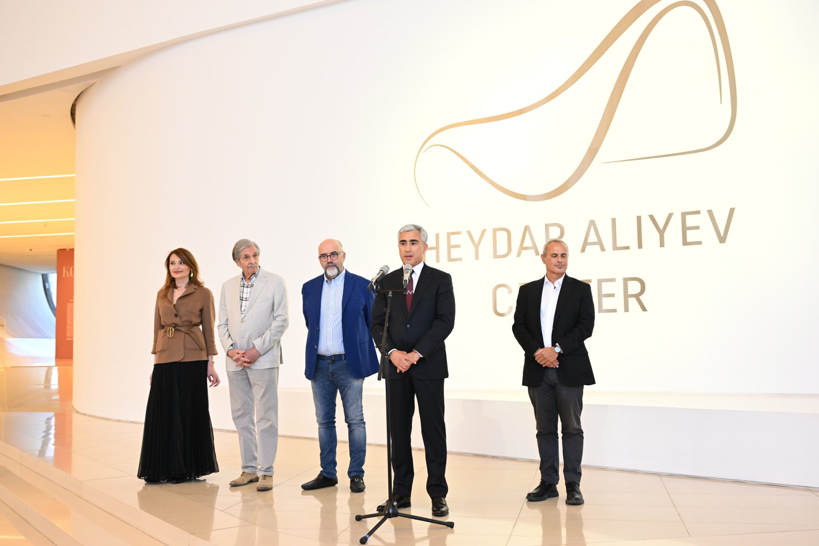 Heydər Əliyev Mərkəzində “Görünməyənin cizgiləri” sərgisi açılıb (FOTO/VİDEO)