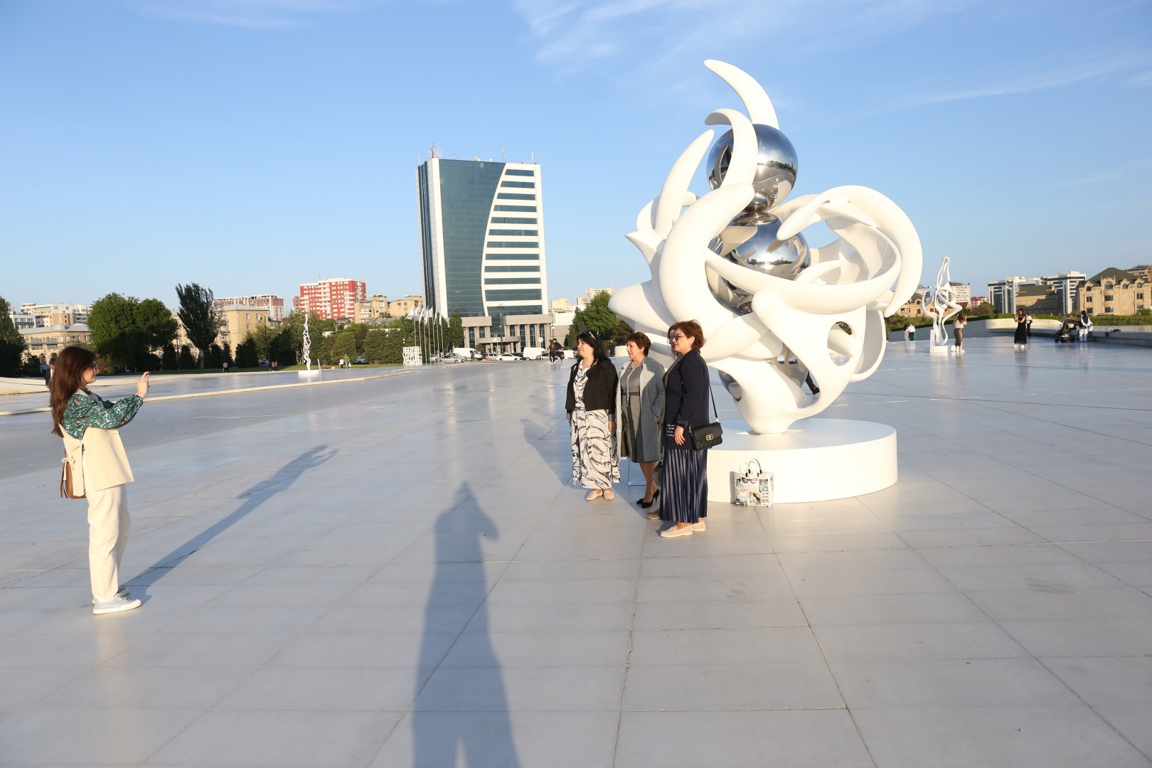 Heydər Əliyev Mərkəzində “Görünməyənin cizgiləri” sərgisi açılıb (FOTO/VİDEO)